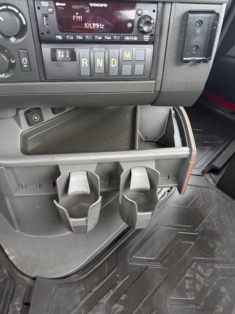 2022 Volvo VNR 640 - image 10