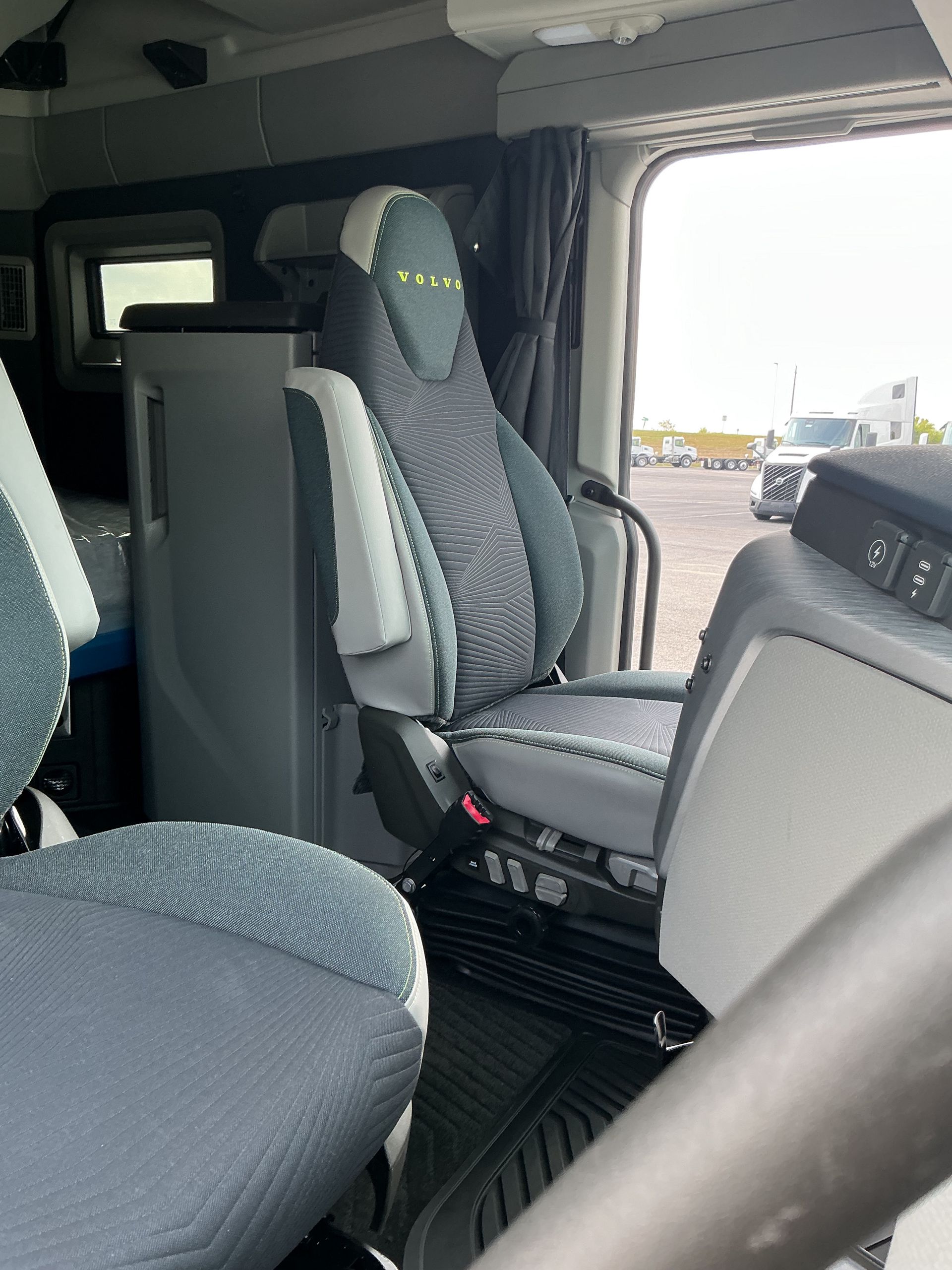 2026 Volvo - image 15