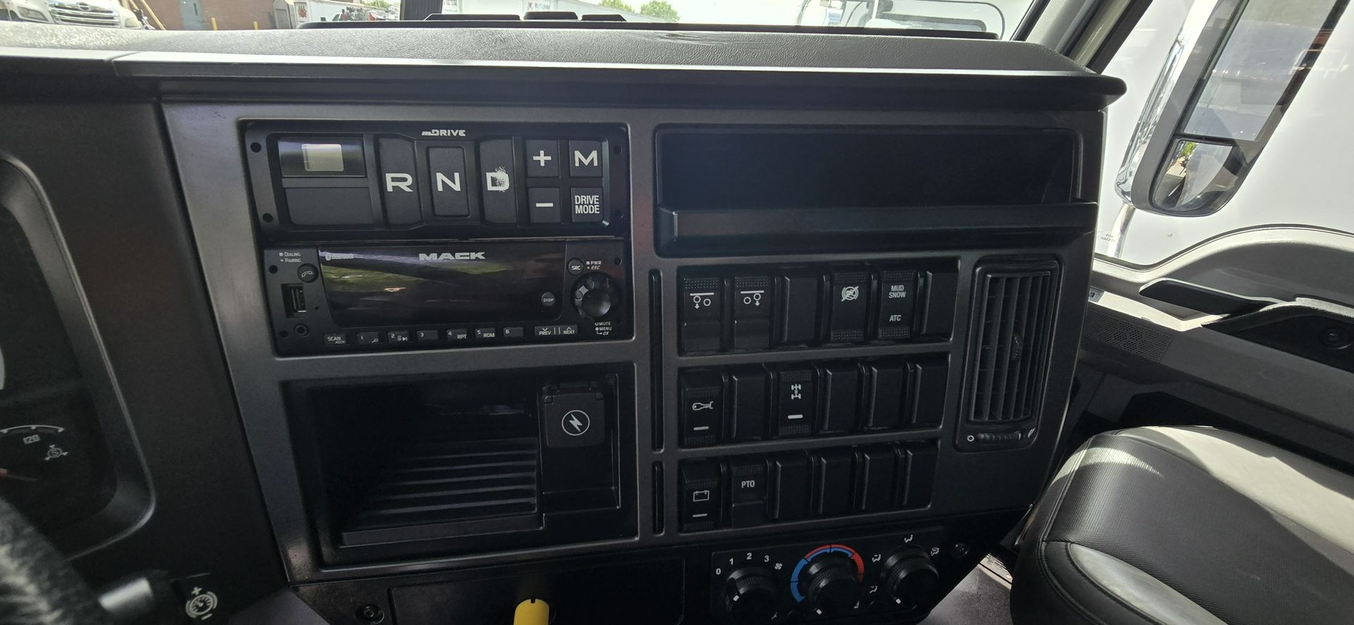 2024 Mack Granite - image 25