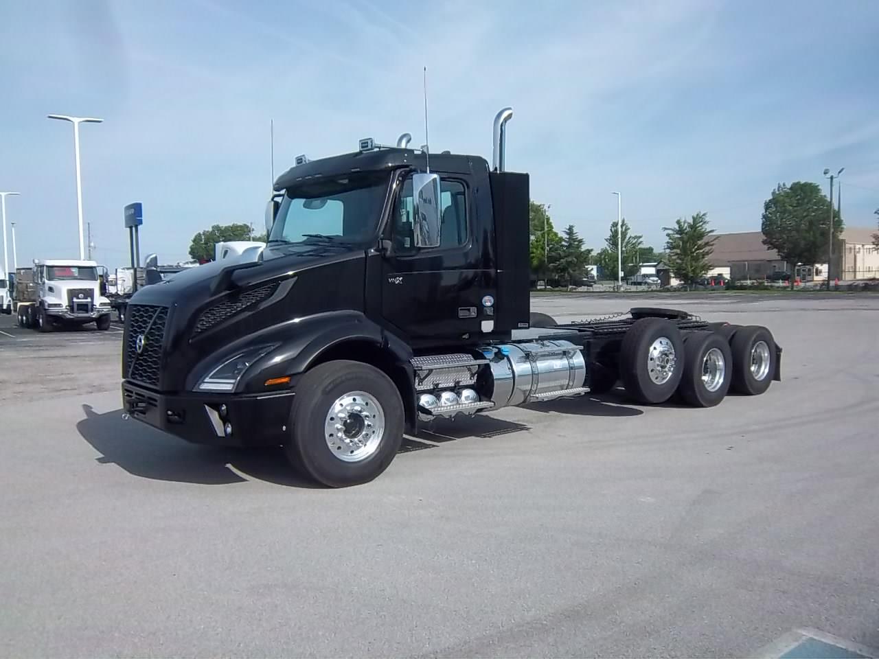 2025 Volvo VNL84T300