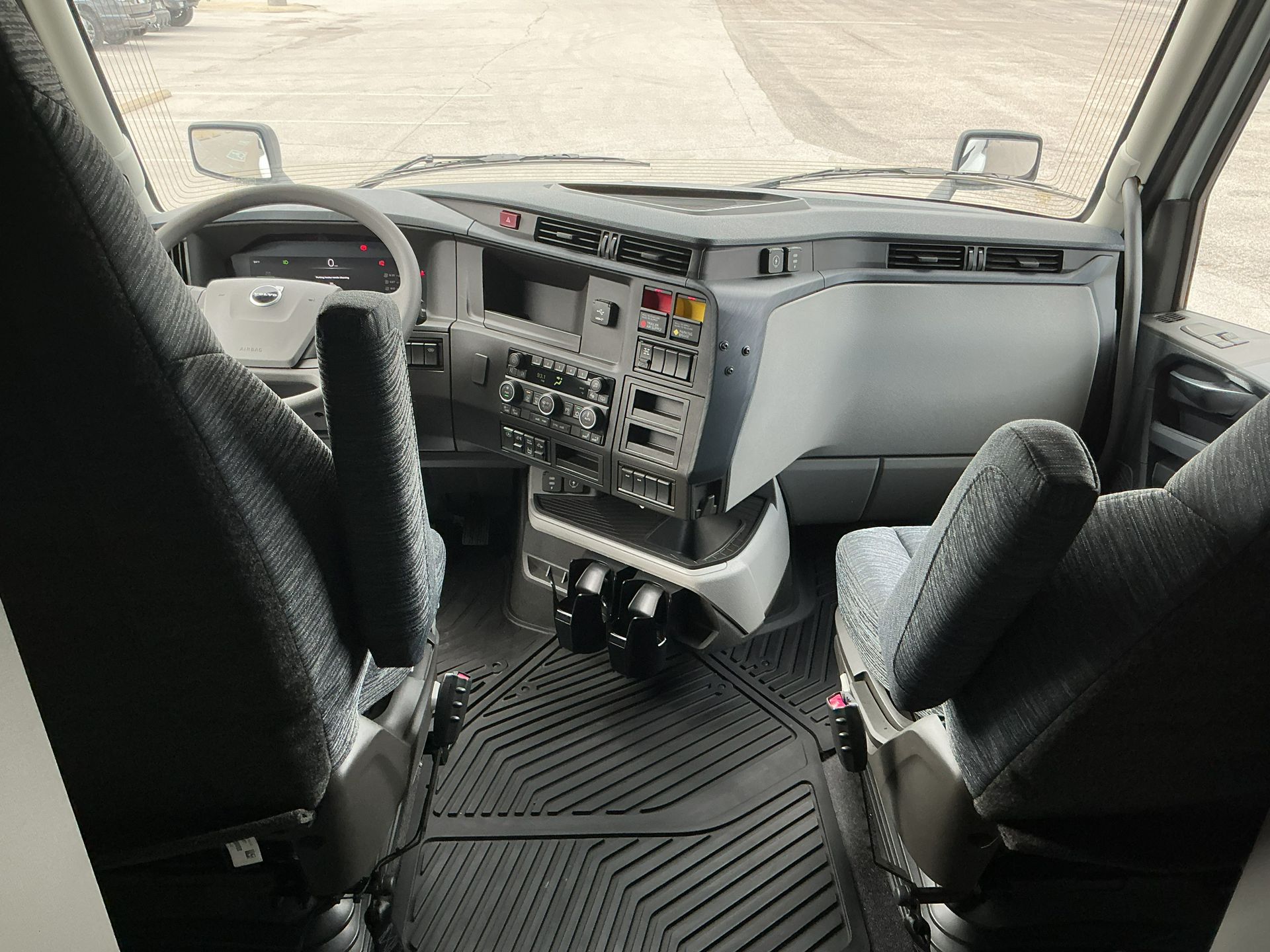 2026 Volvo - image 11