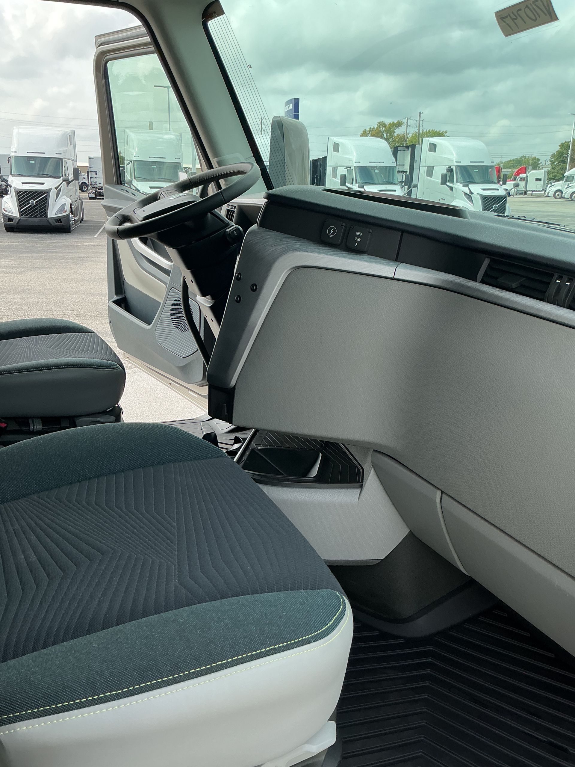 2026 Volvo - image 14