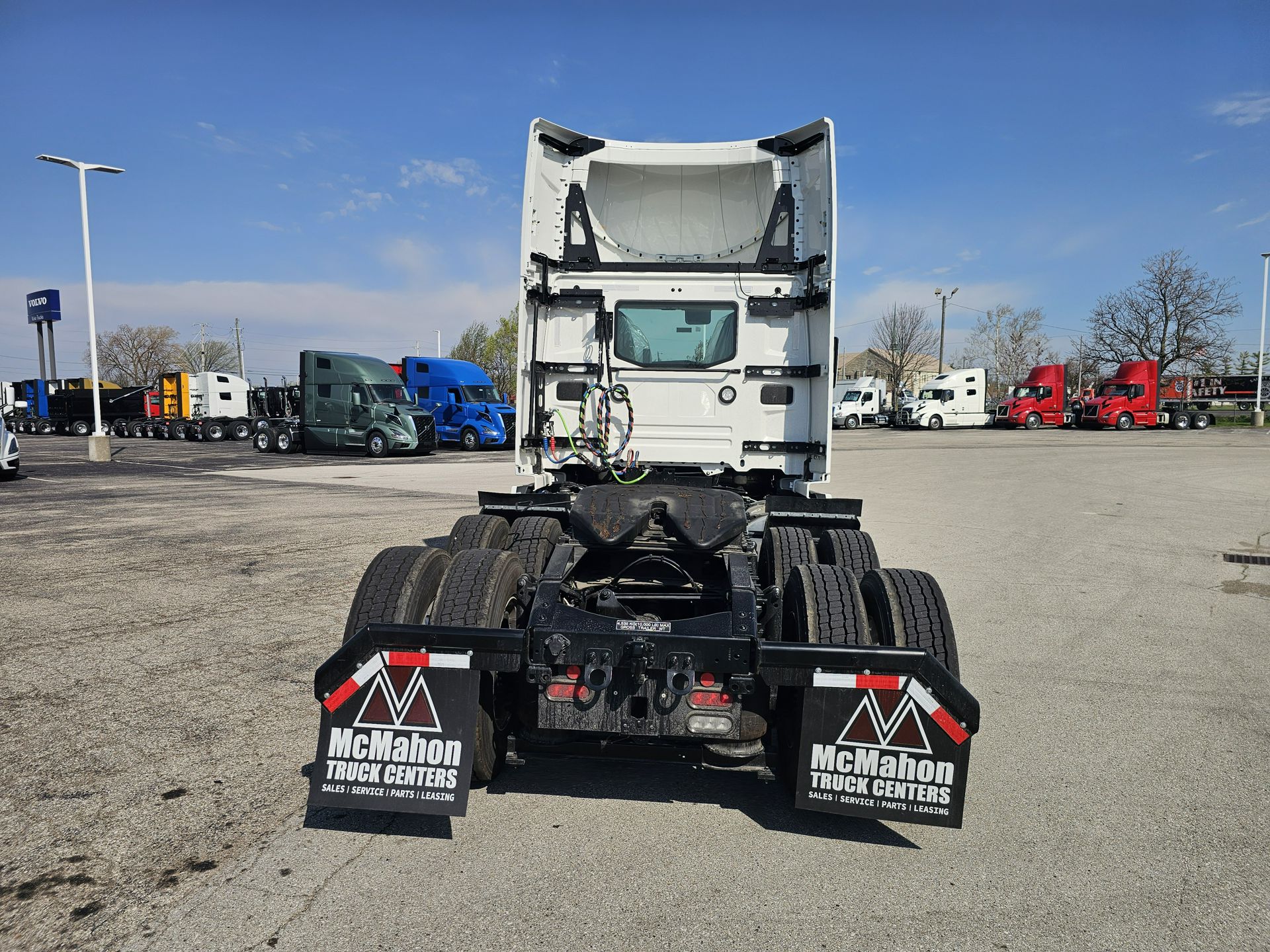 2025 Volvo - image 5