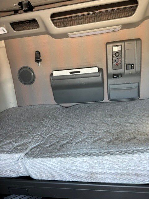 2023 Volvo VNL 760 in Indianapolis, IN — photo 8