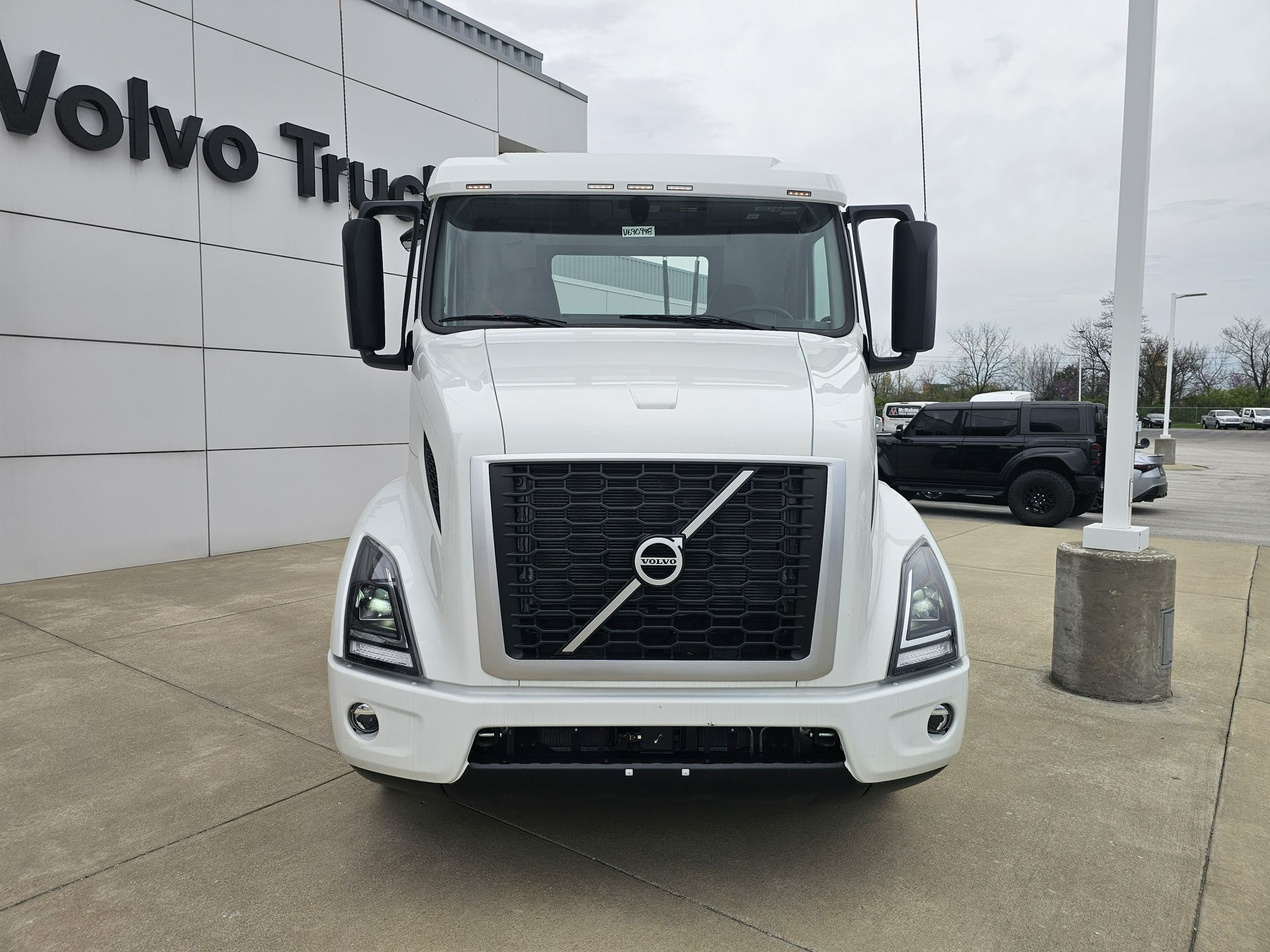 2025 Volvo - image 2