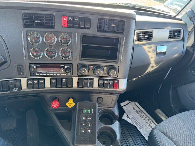 2025 Kenworth T880 - image 13