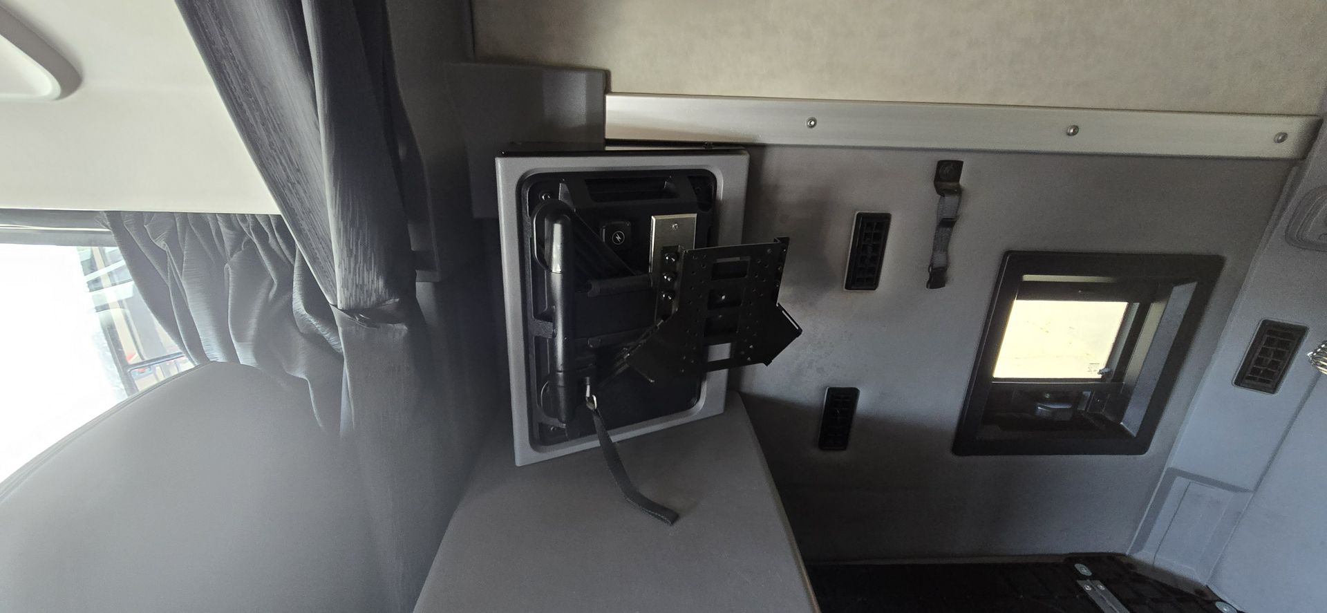 2020 Mack Anthem - image 40