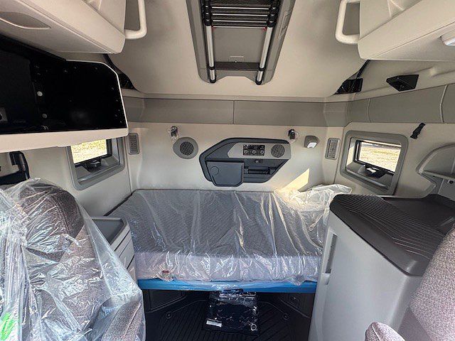2027 Volvo VNL 860 in London, OH — photo 8