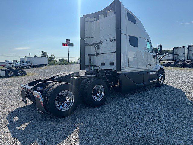 2027 Volvo VNL 860 in London, OH — photo 3