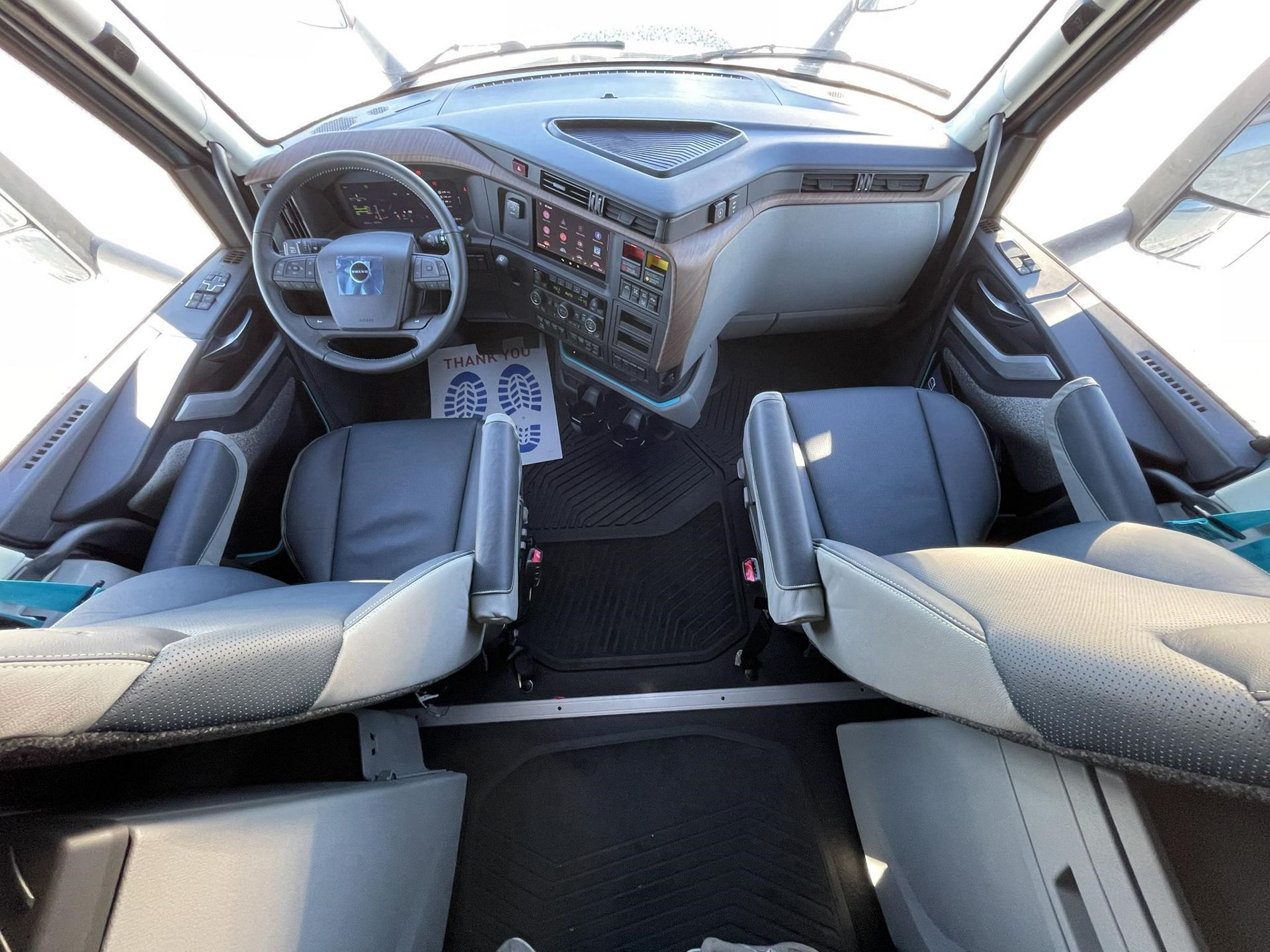 2027 Volvo - image 8