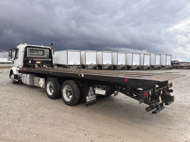 2018 Volvo - image 8