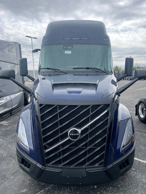 2027 Volvo VNL 860 in Indianapolis, IN — photo 2