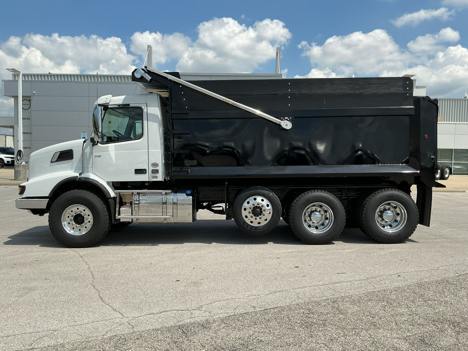 2025 Volvo - image 8