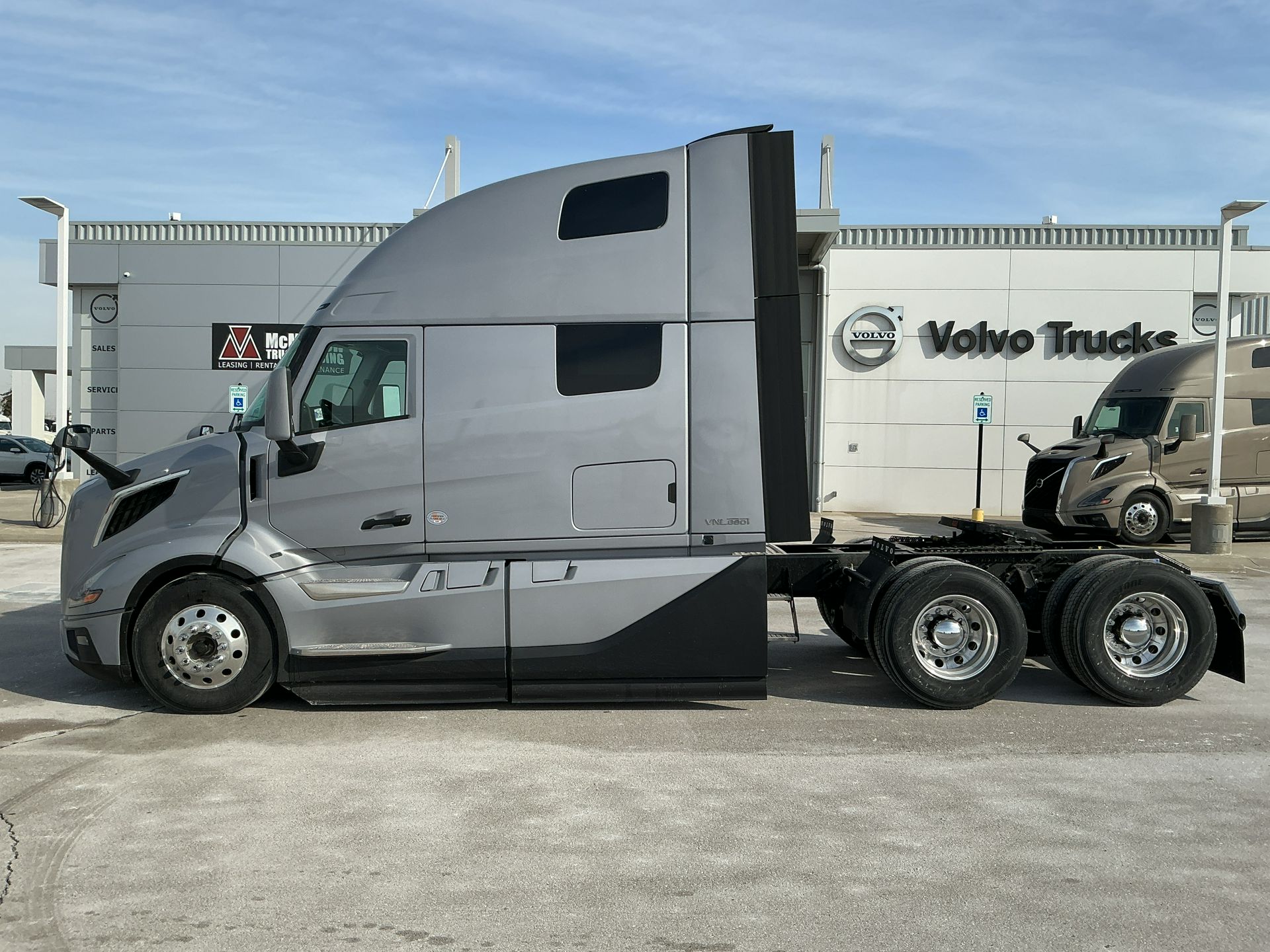 2026 Volvo - image 8