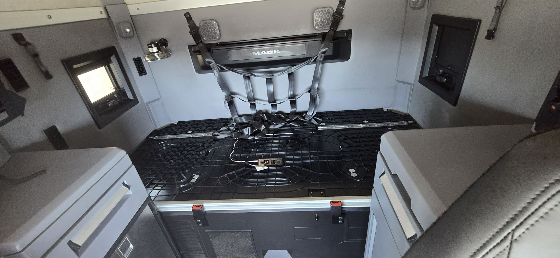 2020 Mack Anthem - image 35
