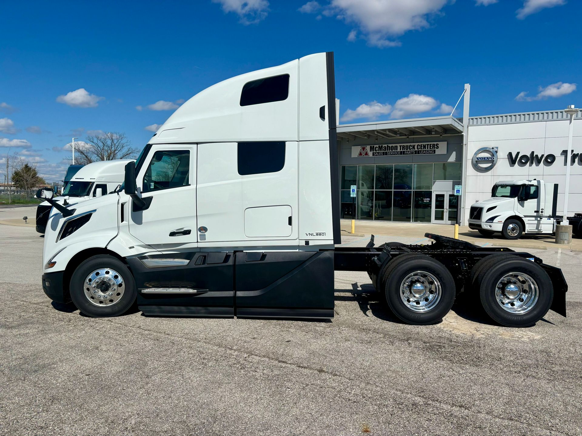 2026 Volvo - image 8