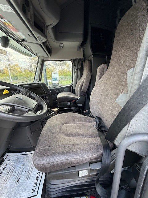 2024 Volvo - image 14