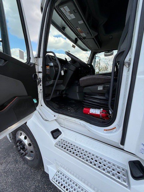 2024 Volvo - image 13