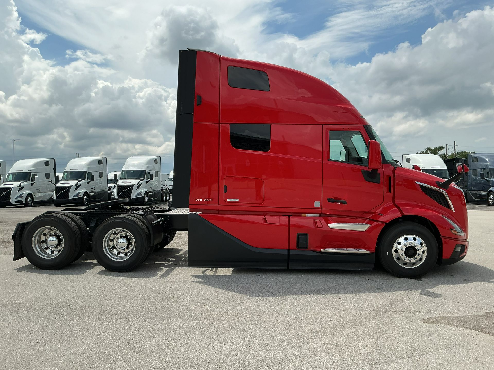 2026 Volvo - image 4