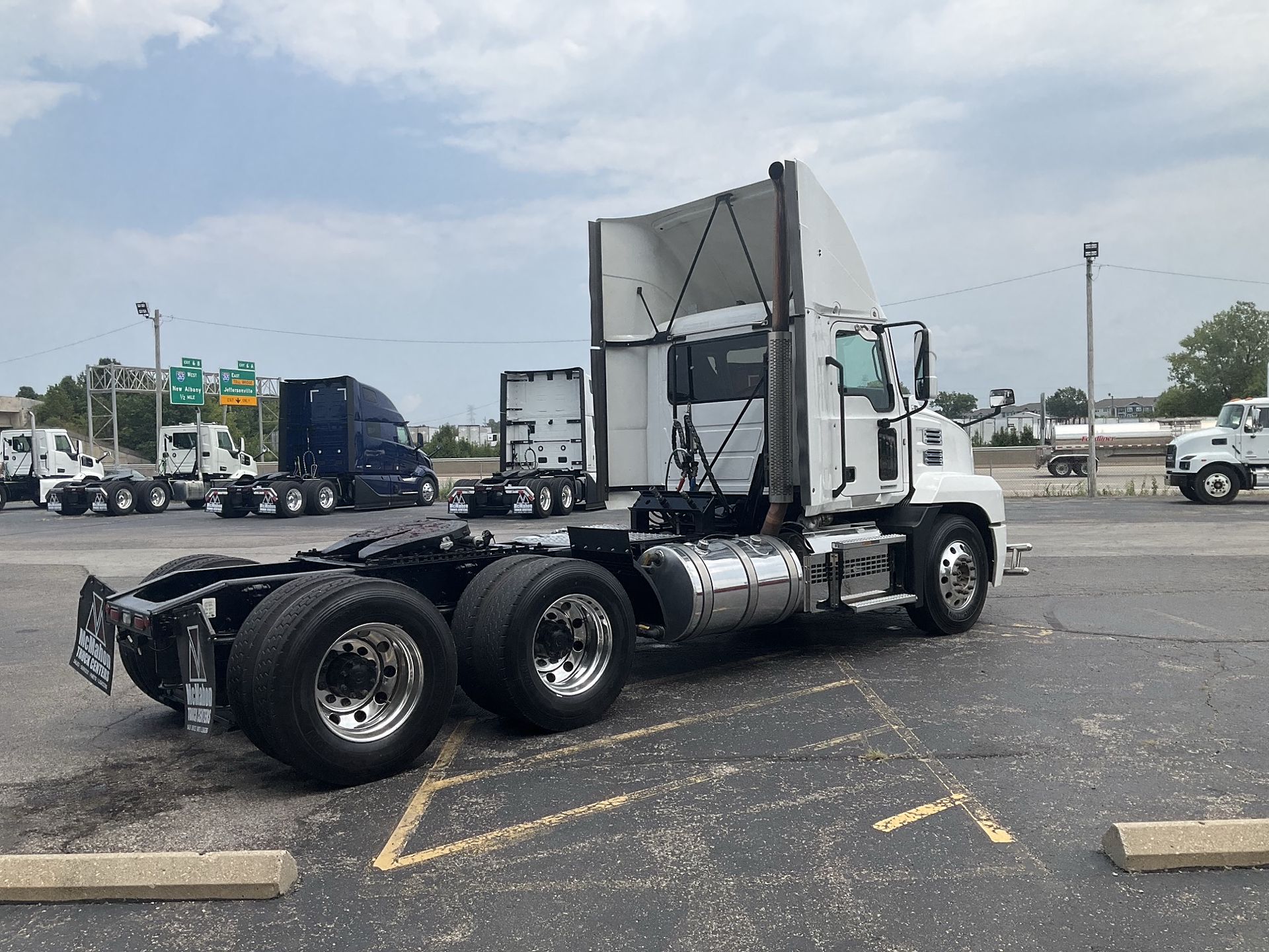 2022 Mack Anthem in Clarksville, IN — photo 5