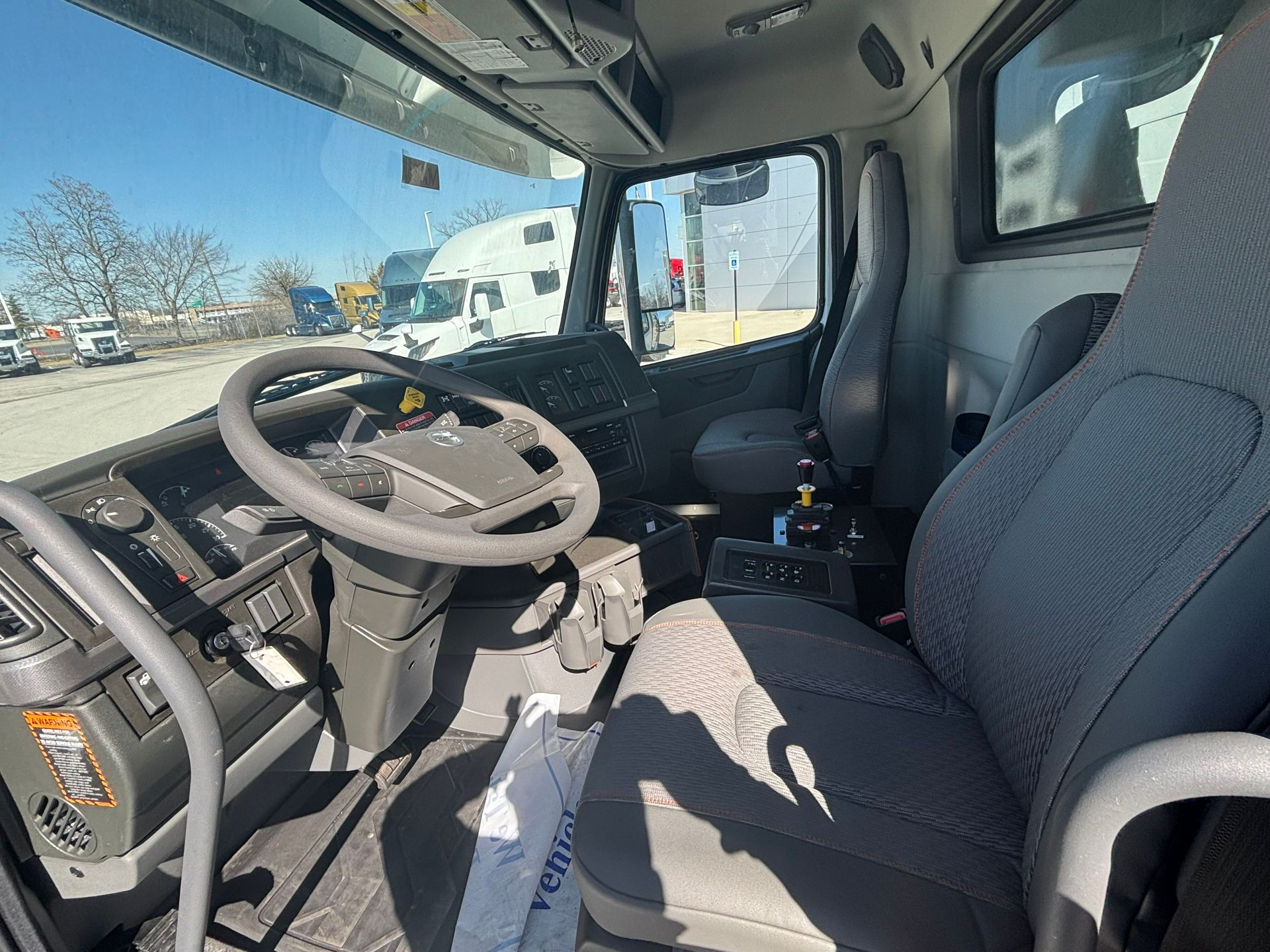 2025 Volvo - image 4