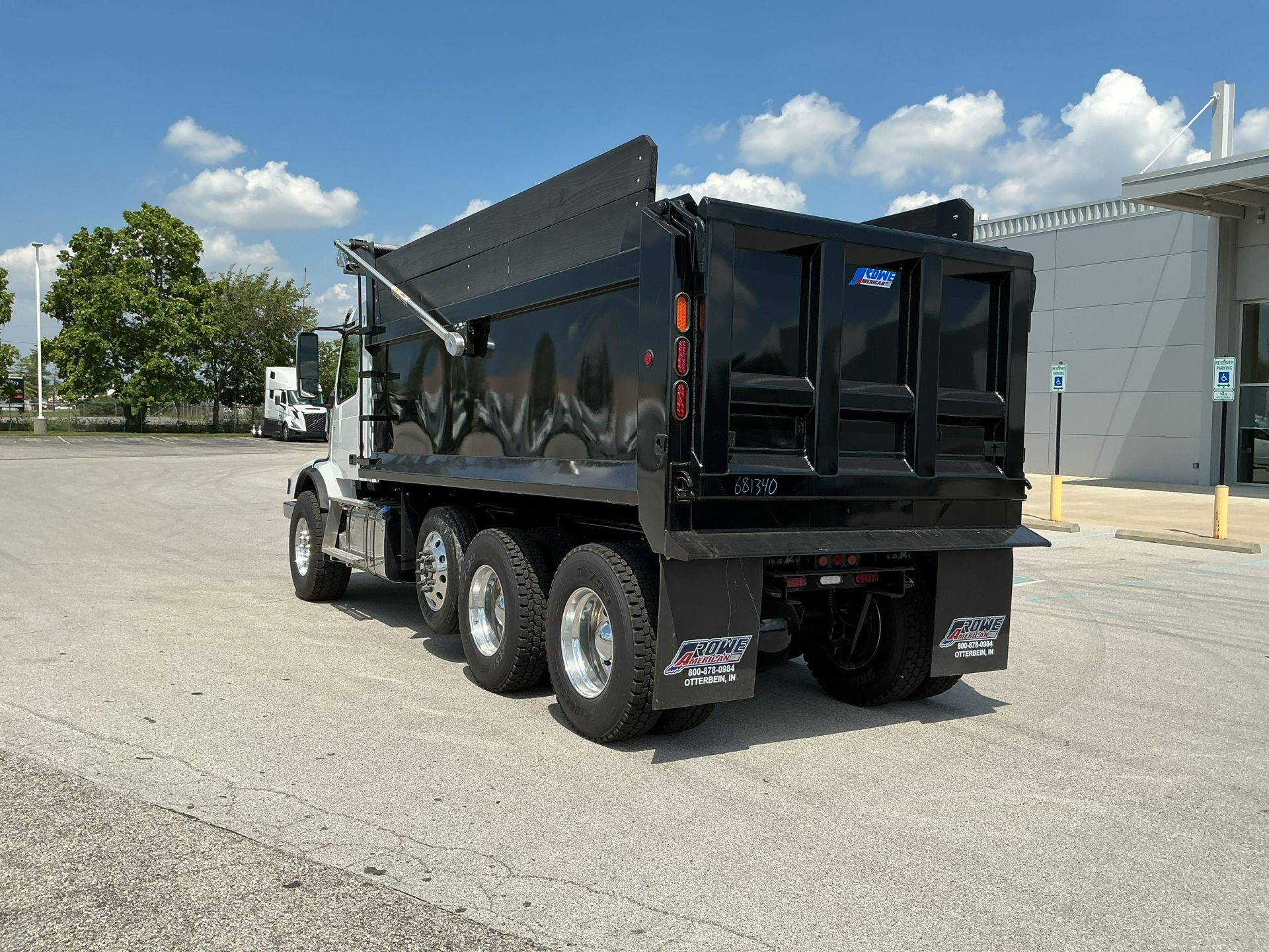 2025 Volvo - image 7