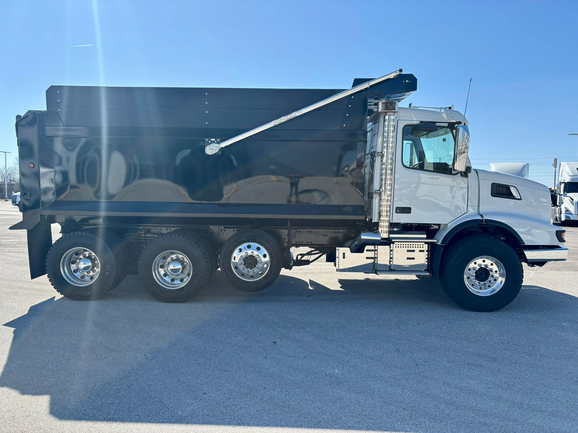 2025 Volvo - image 7