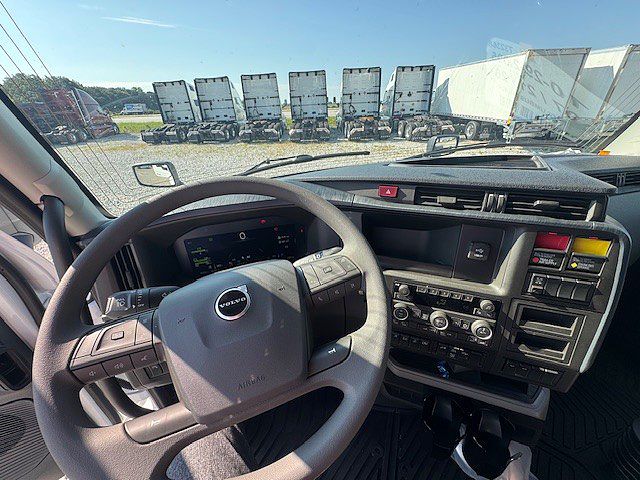 2027 Volvo VNL 860 in London, OH — photo 7