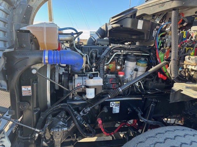 2025 Kenworth T880 - image 8