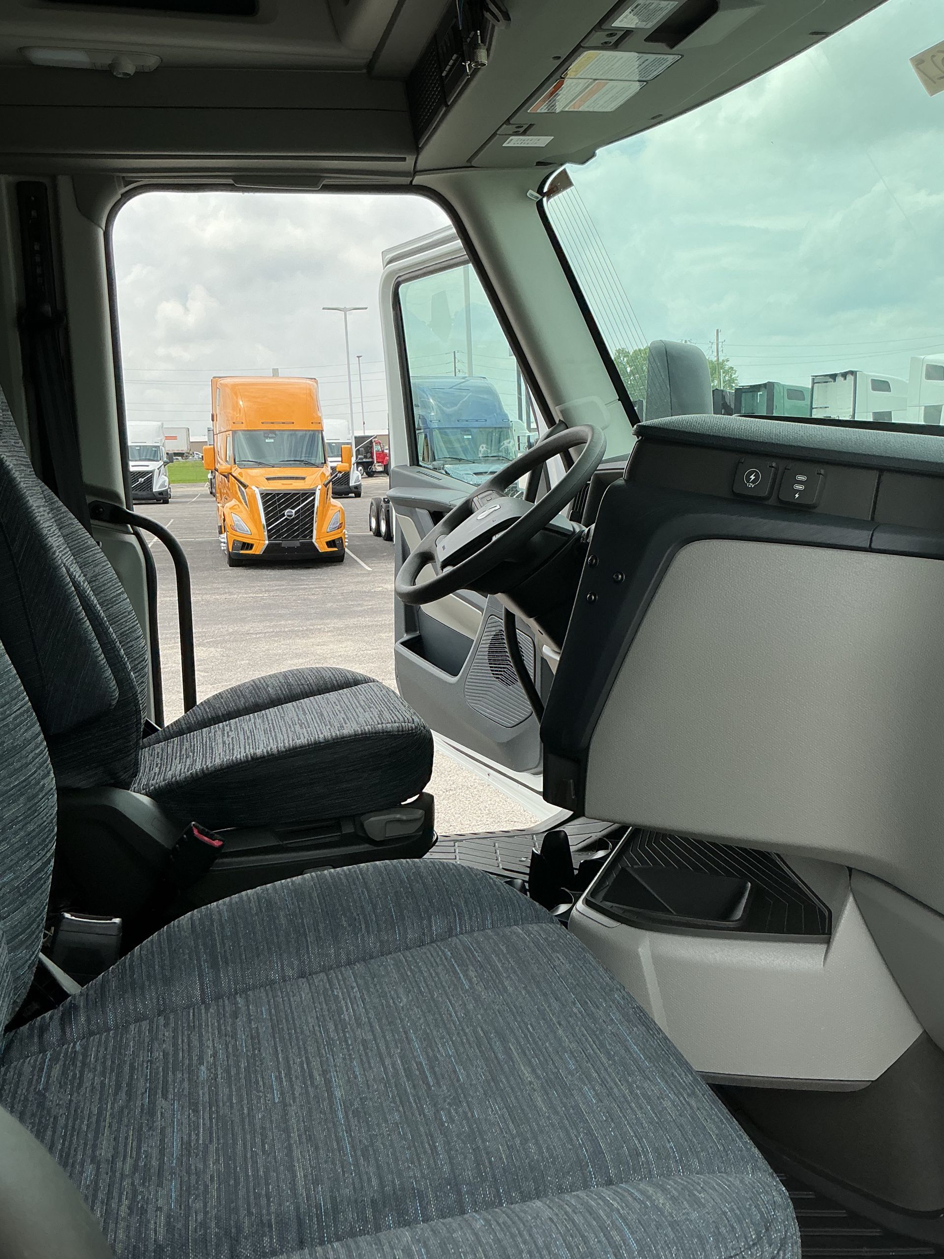 2026 Volvo - image 15