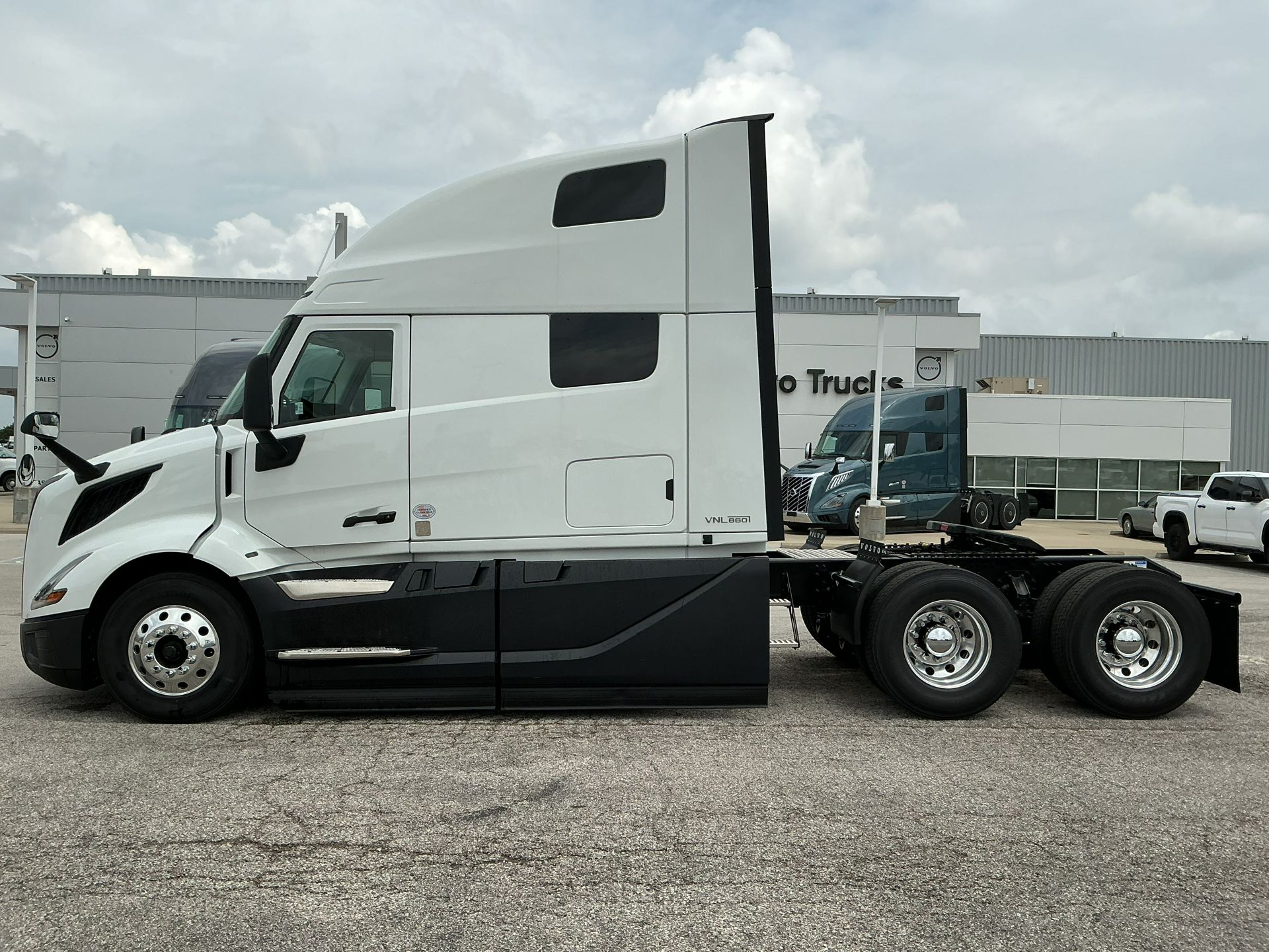 2026 Volvo - image 8