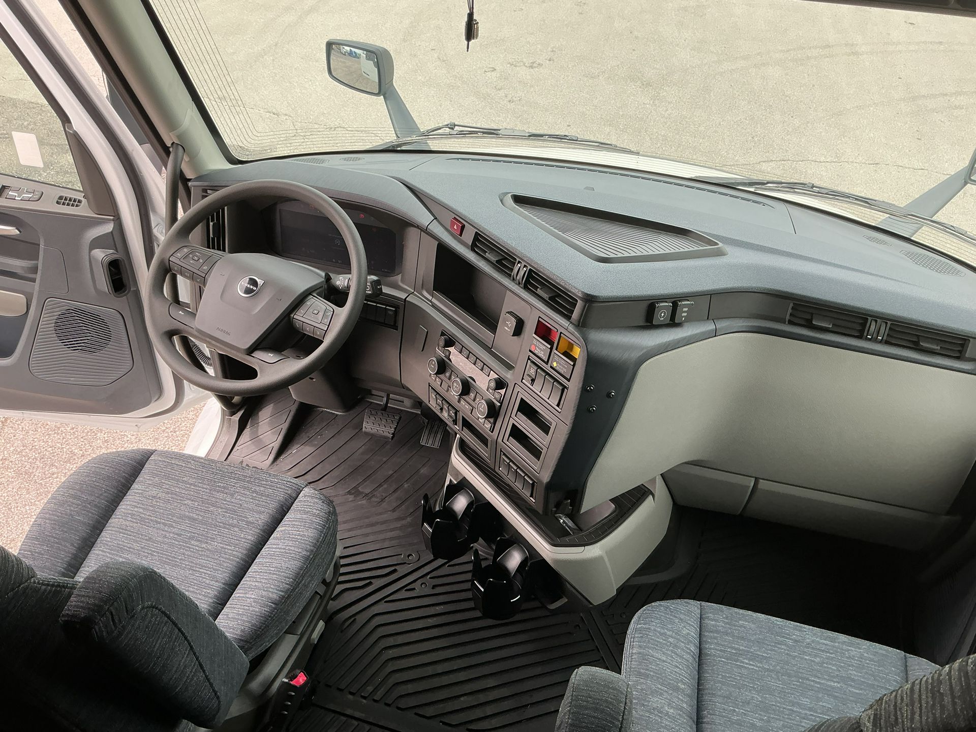 2026 Volvo - image 18