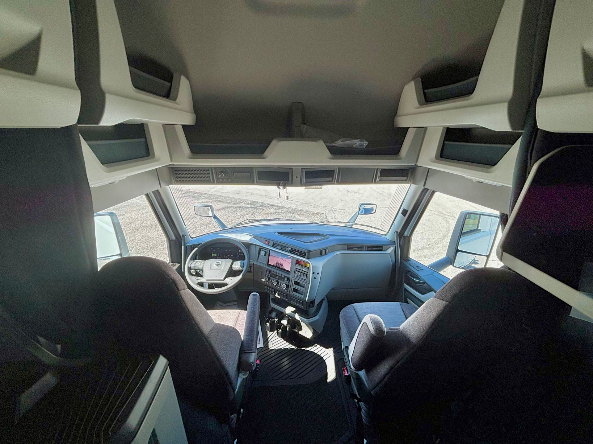 2026 Volvo - image 13