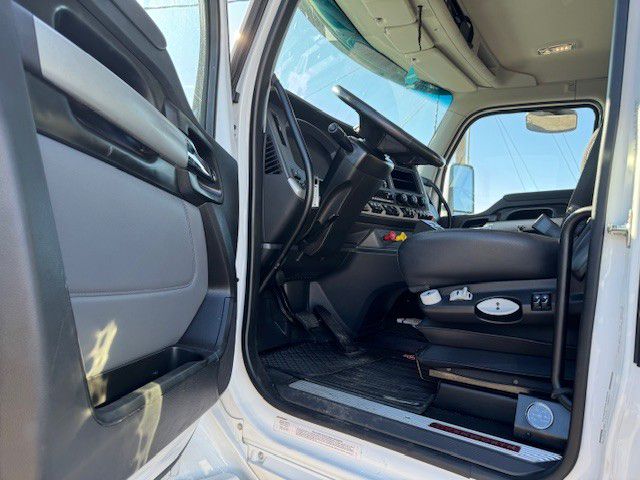2025 Kenworth T880 - image 10