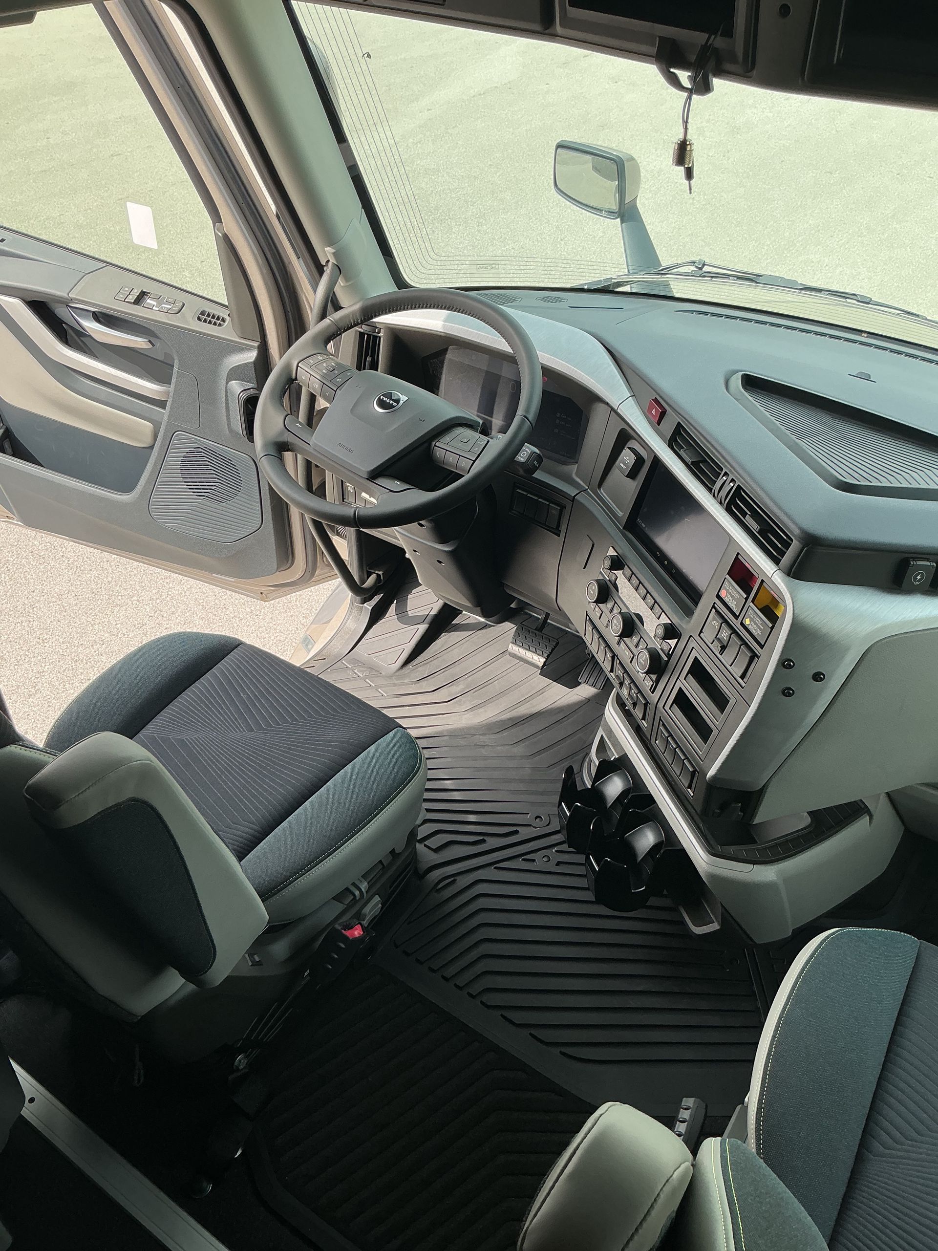 2026 Volvo - image 19