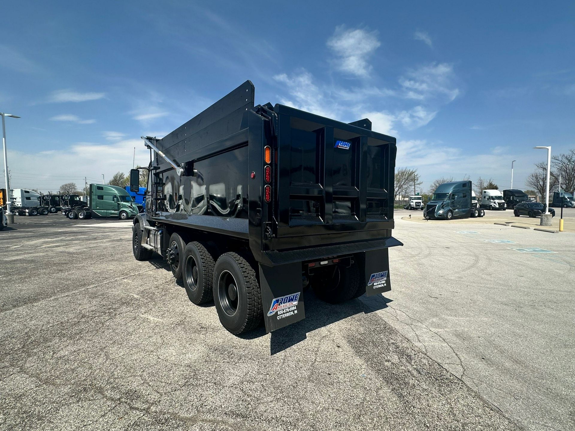 2025 Volvo - image 7