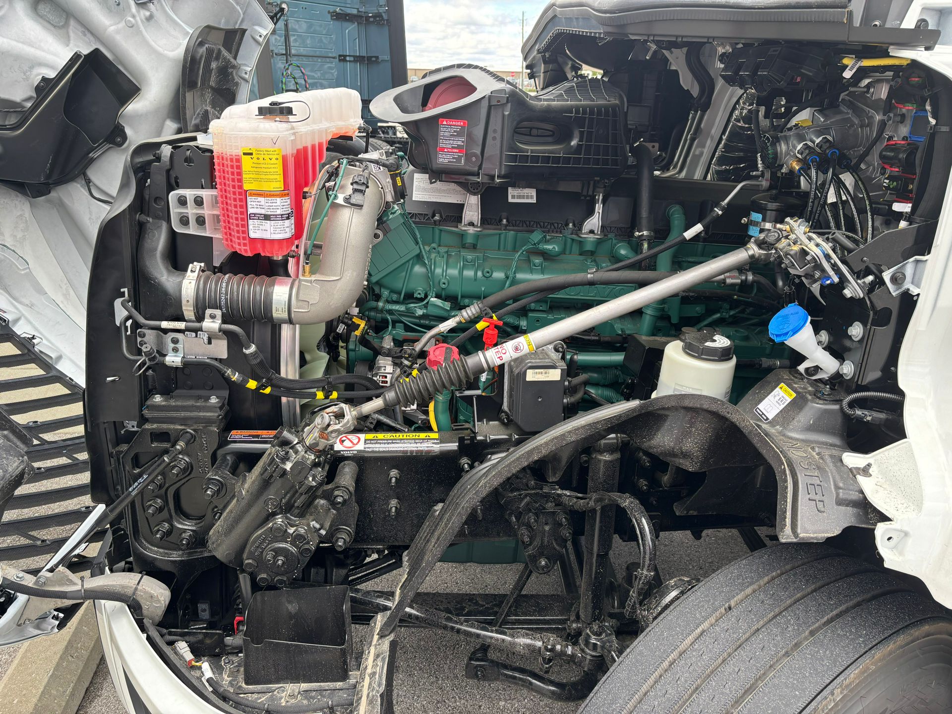 2025 Volvo - image 9