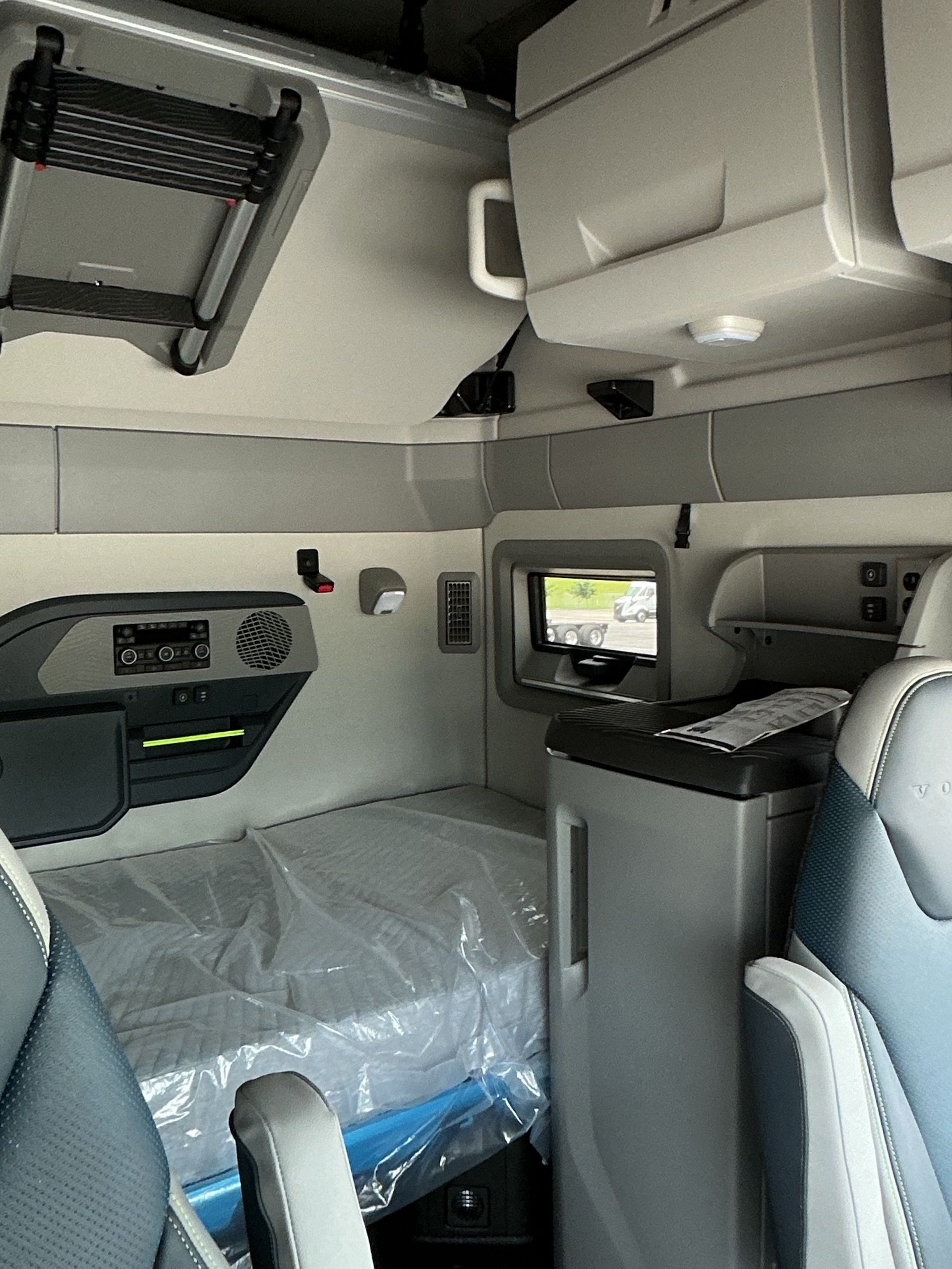 2025 Volvo - image 20