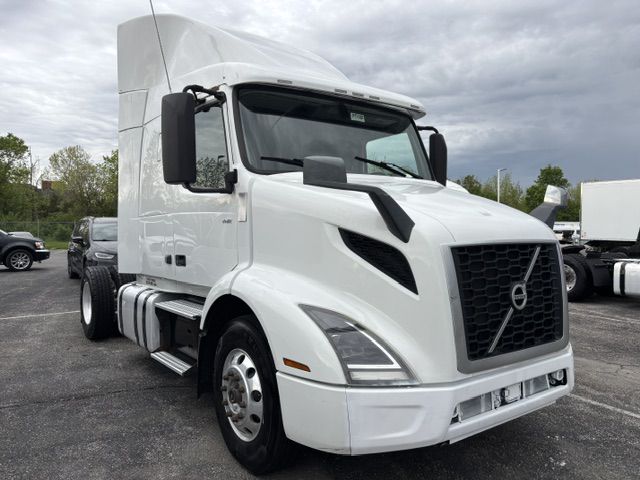 2020 Volvo VNR 660 in Indianapolis, IN — photo 3