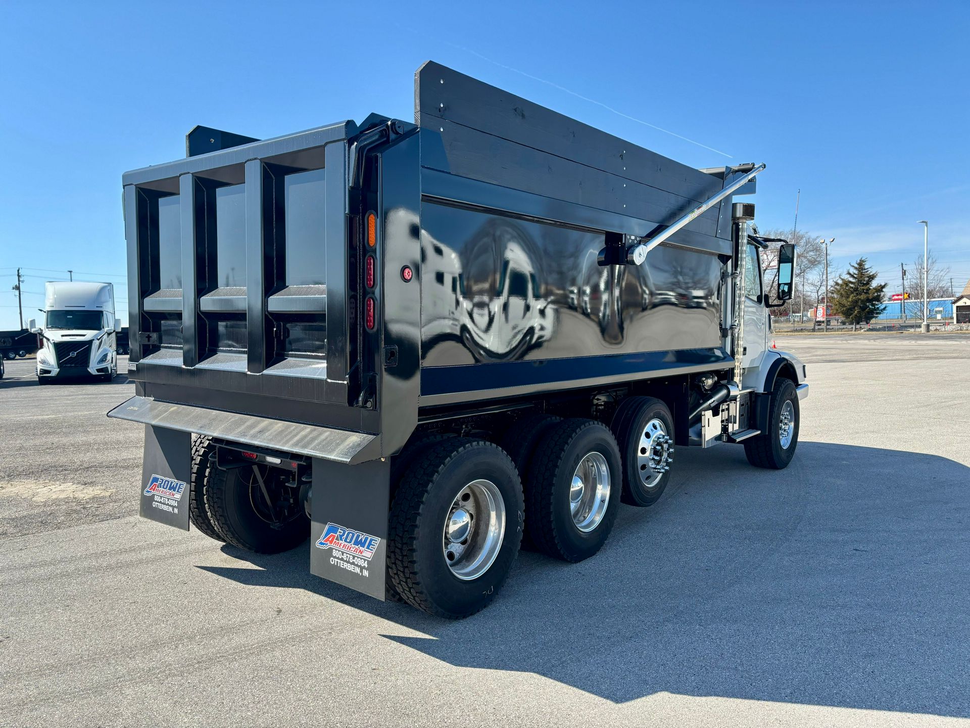 2025 Volvo - image 8