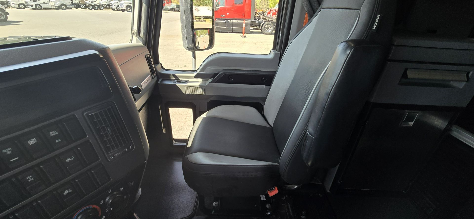 2020 Mack Anthem - image 33