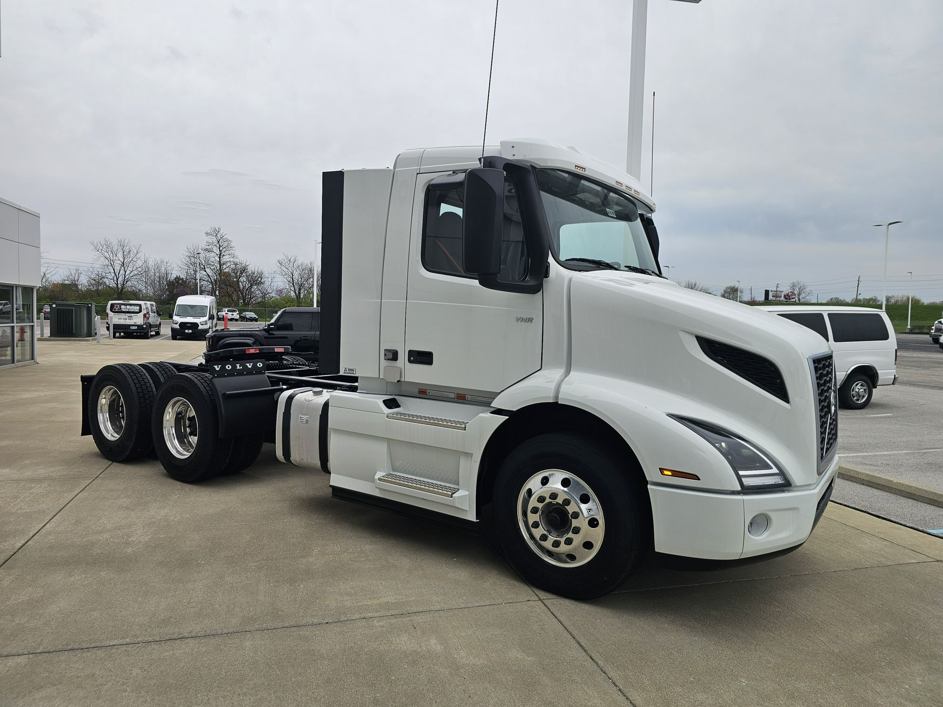 2025 Volvo - image 3