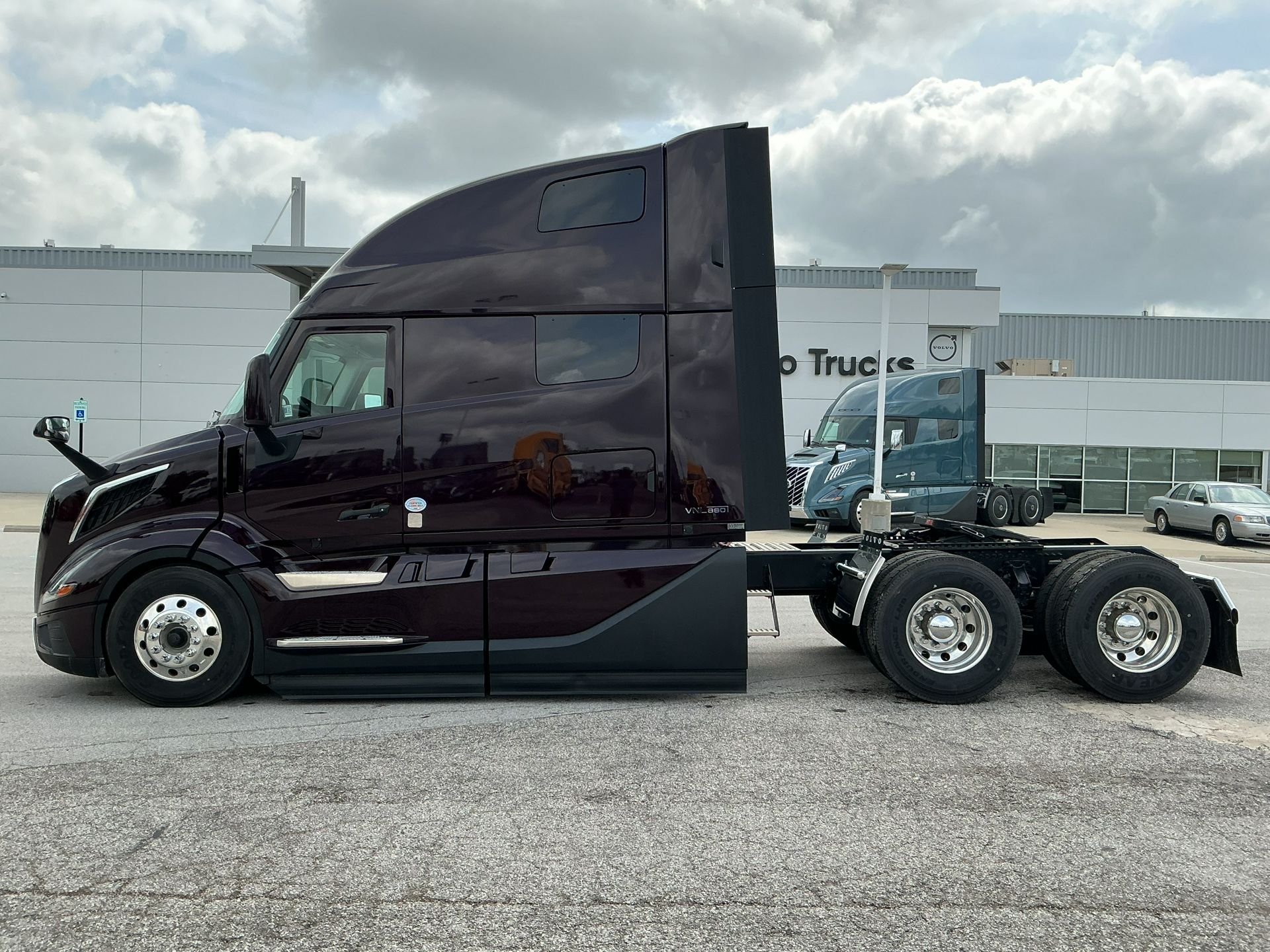 2025 Volvo - image 8