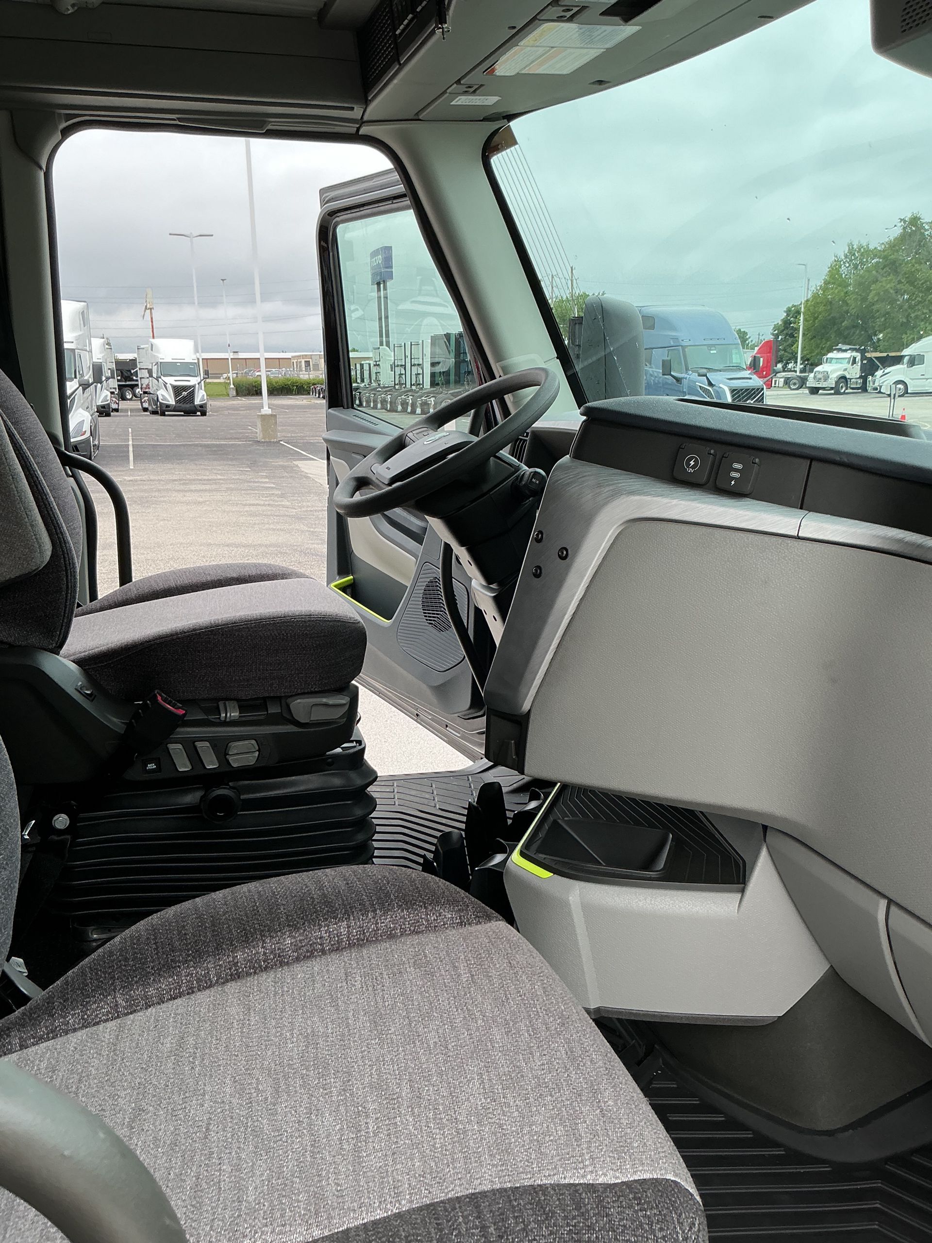 2026 Volvo - image 16