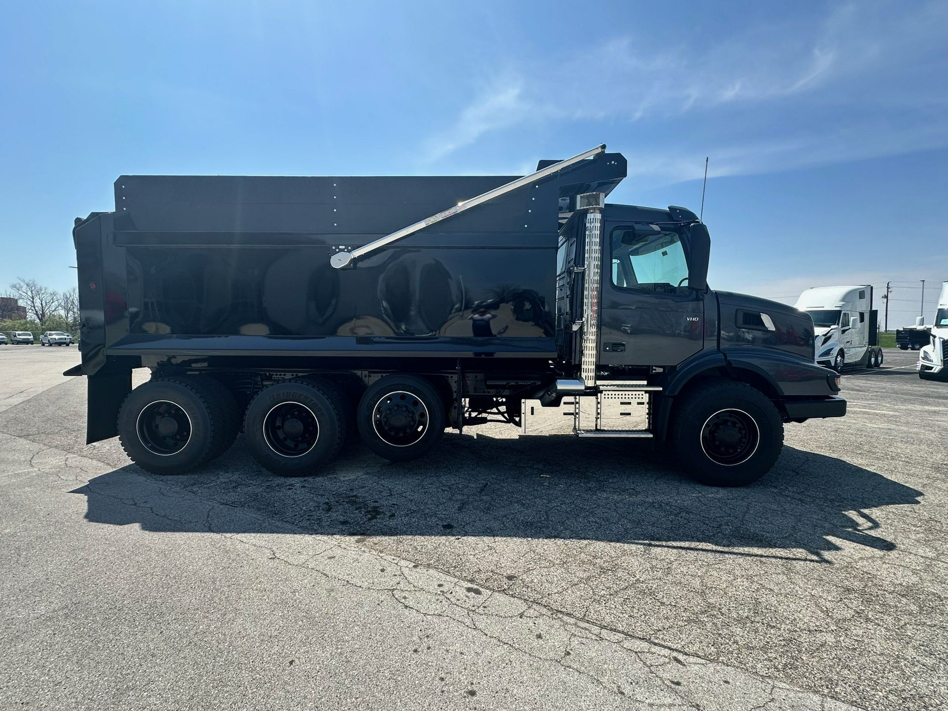 2025 Volvo - image 4