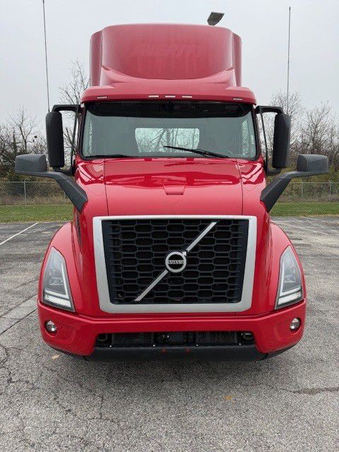 2022 Volvo VNR 640 - image 2
