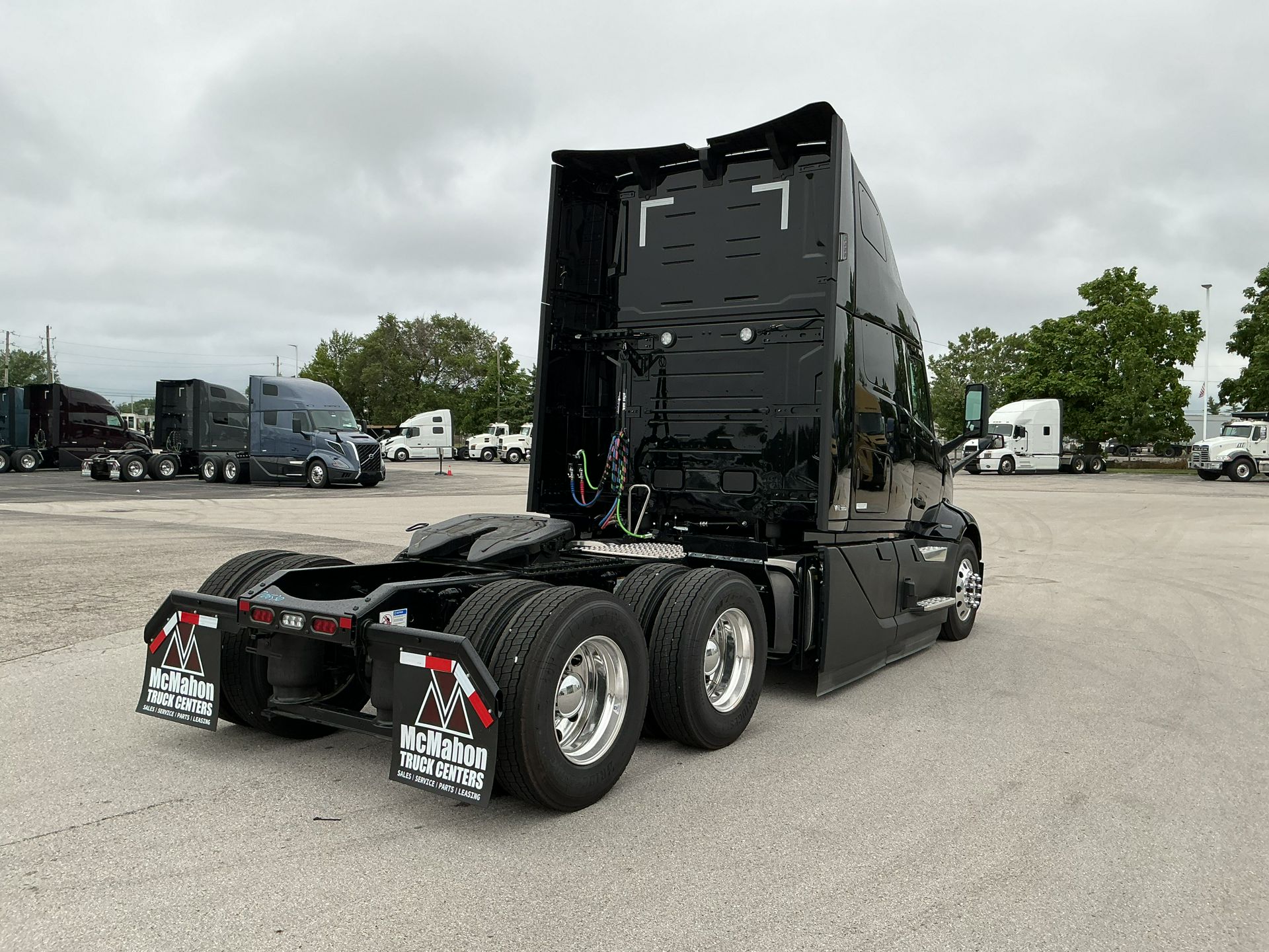 2026 Volvo - image 5