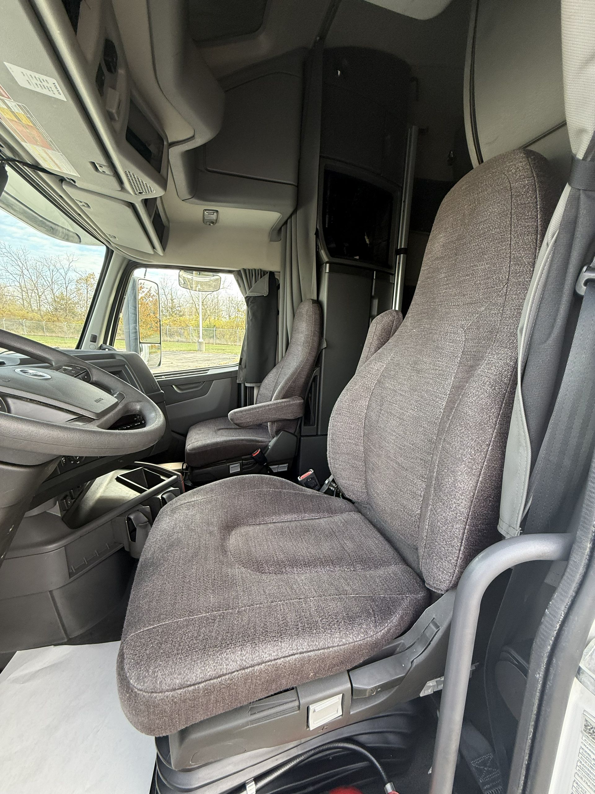 2024 Volvo - image 7