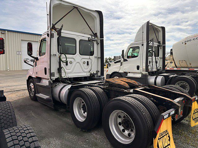 2021 Freightliner Cascadia in London, OH — photo 6