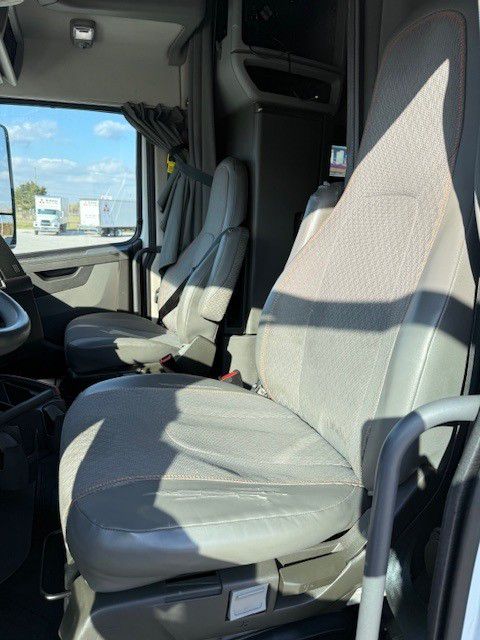 2023 Volvo - image 8